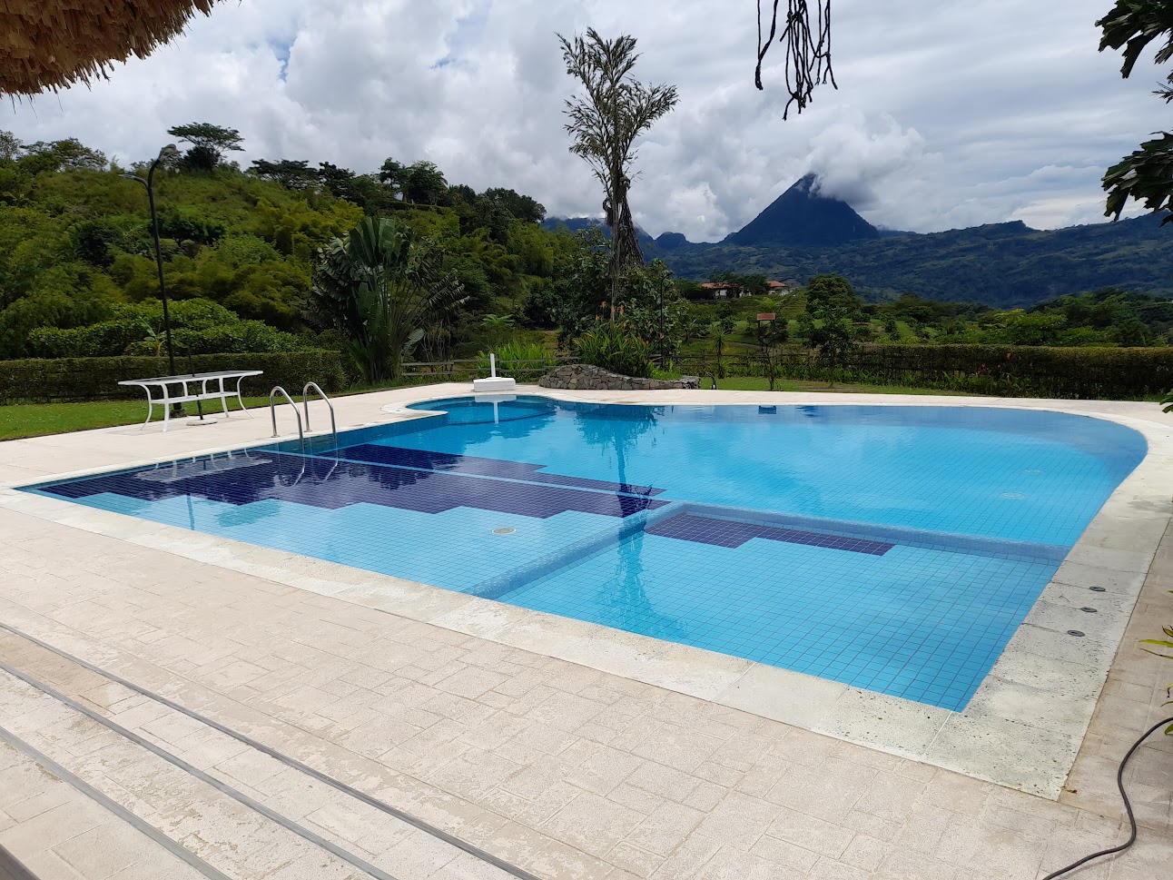 Piscina limpia después de mantenimiento