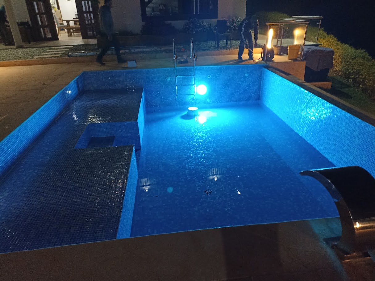 Agua templada en piscina con sistema de calefacción